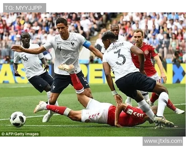 杭州足球队配合引发热议球迷对战术安排和球员默契提出质疑